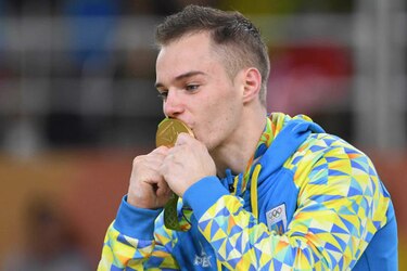 Ucraniano Verniaiev gana oro en barras paralelas