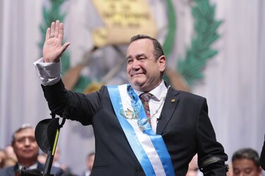 Investigan posible soborno de rusos a presidente de Guatemala