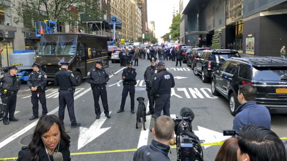 Alcalde de Nueva York elogia a guardia que descubrió paquete