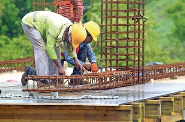 Construcción y turismo sufren fuerte impacto por crisis en primer trimestre