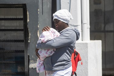 Camiones con cientos de haitianos expulsados por República Dominicana llegan a la frontera