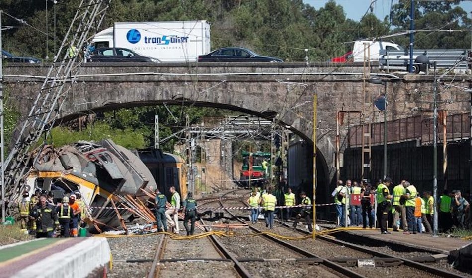 Al menos cuatro muertos al descarrilar un tren en el noroeste de España