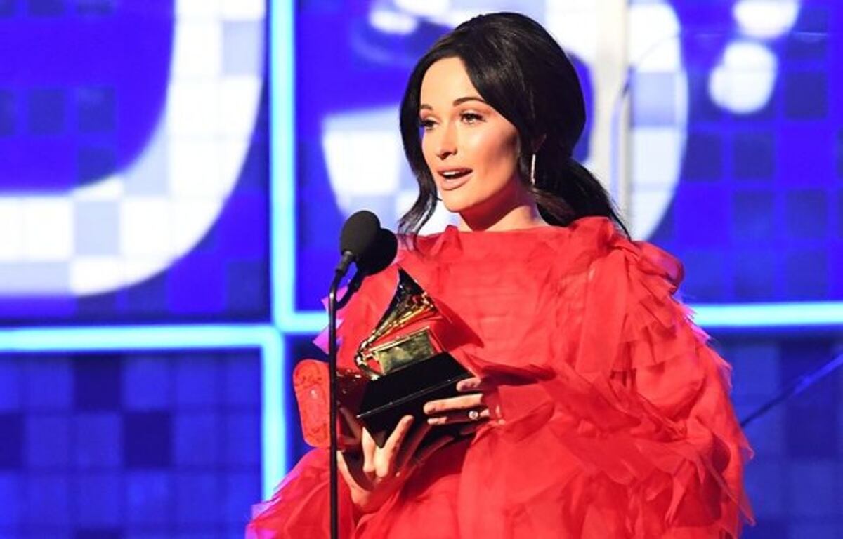 La cantante de country, Kacey Musgraves, se llevó el Grammy más deseado de la noche, el mejor álbum del añ