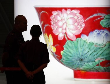 Subastan porcelana china de la época Kangxi por $10 millones