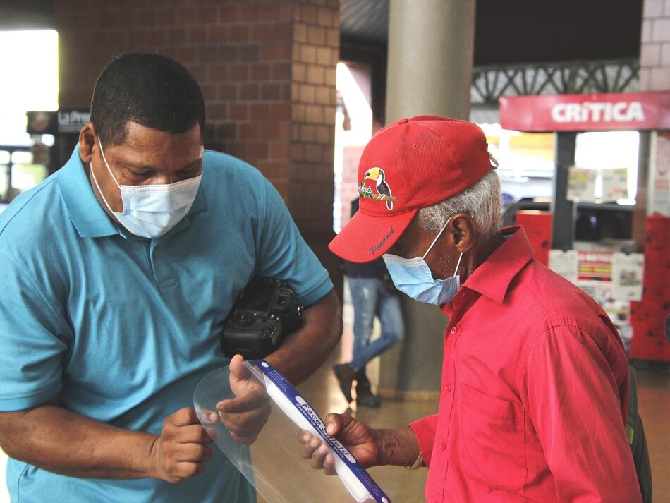 Minsa analiza el uso obligatorio de las pantallas faciales en el transporte público