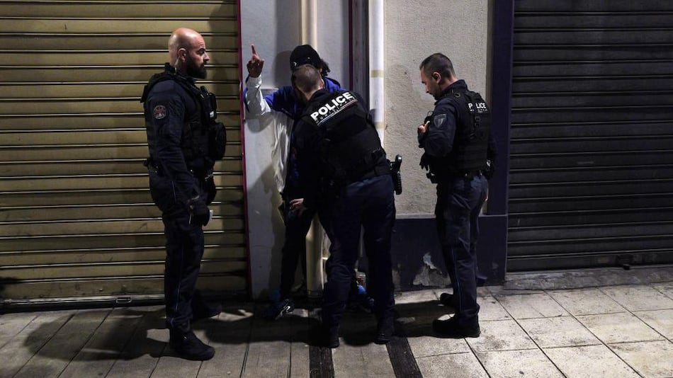 Por qué varias ciudades en Francia están aplicando toques de queda para los menores de edad