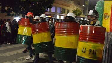 Policías se amotinan contra Evo Morales, que denuncia golpe ‘en marcha’