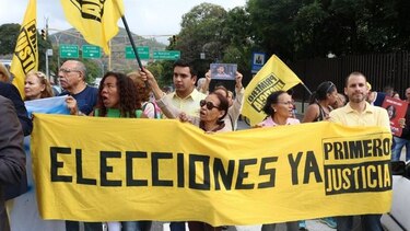 Opositores protestan frente al máximo tribunal para pedir elecciones en Venezuela