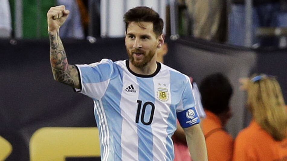 Messi anota, empata récord y Argentina pasa a semifinales