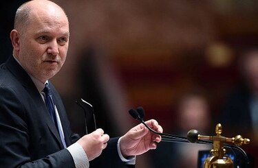 Francia asiste a nuevos escándalos sexistas en política