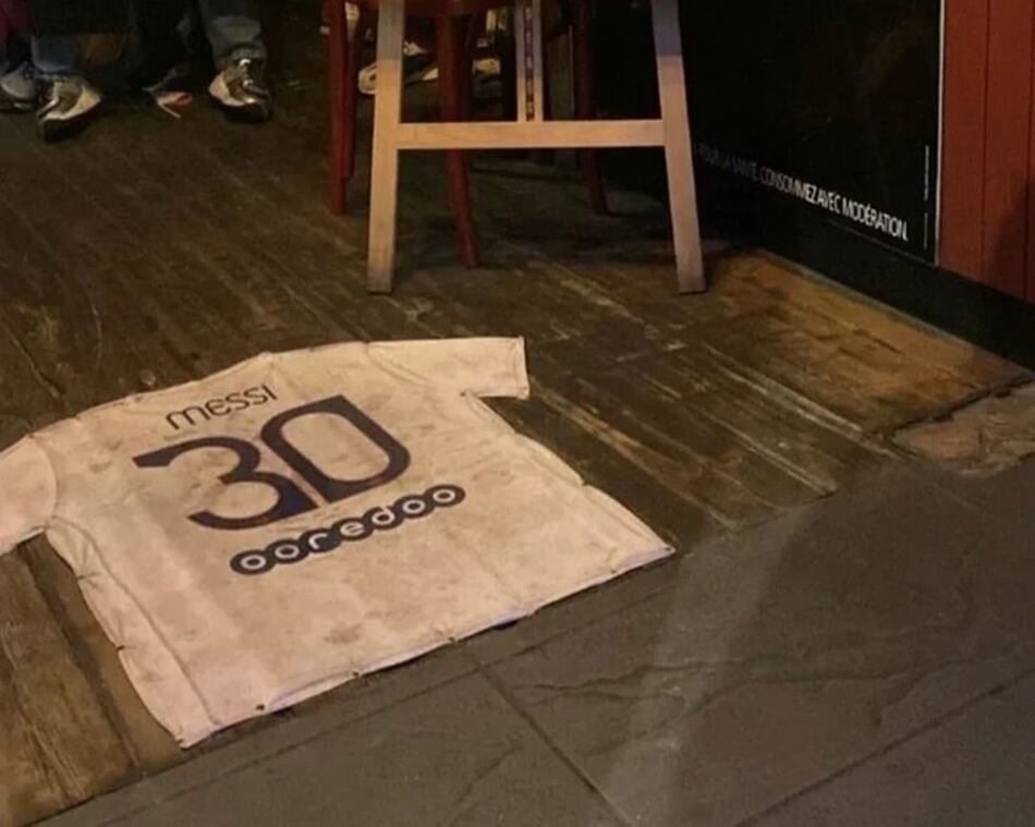 Restaurante en París usa la camiseta del PSG de Messi como alfombra