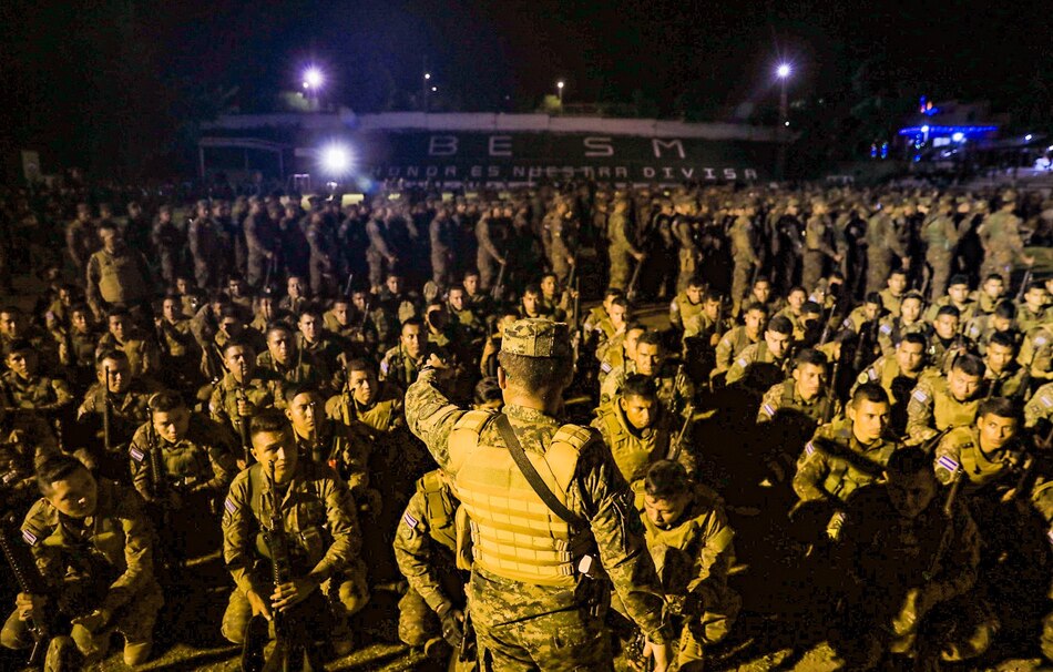 El Salvador despliega 10,000 militares y policías en un municipio para localizar a pandilleros