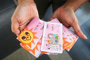 Metro de Medellín lanza tarjeta conmemorativa de Karol G
