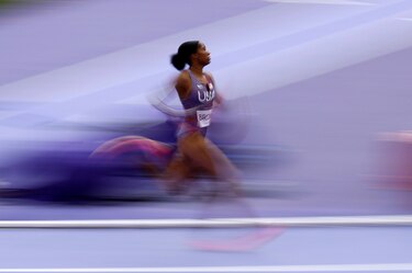 Récord mundial en París 2024: Estados Unidos vuela en el 4x400 metros mixto