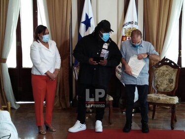 ‘Los sueños siempre póngalos en acción’, dice Sech al recibir las llaves de la ciudad de Panamá