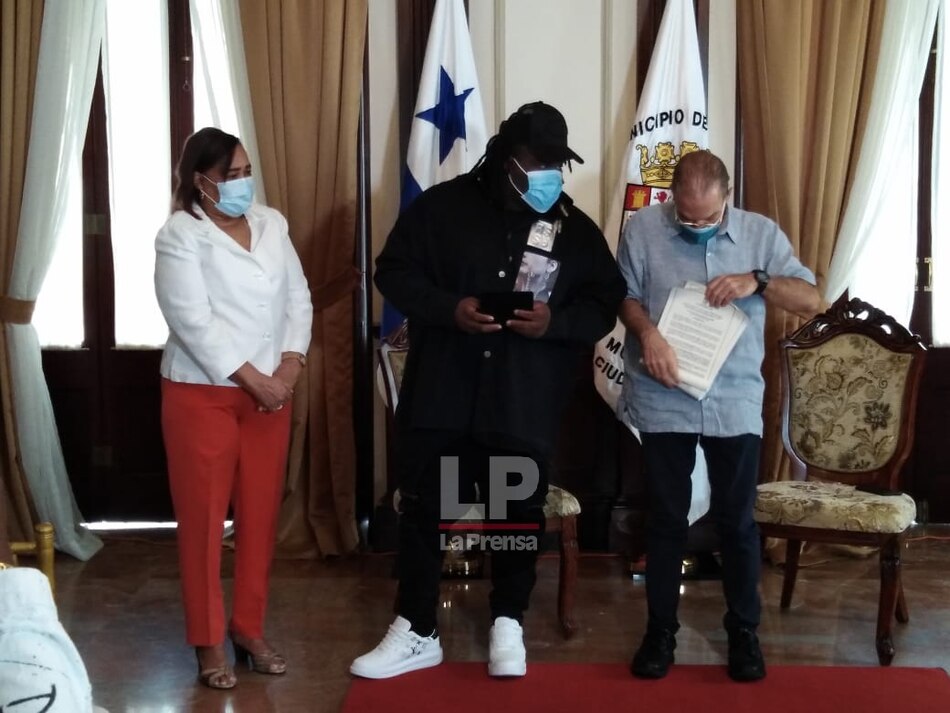 ‘Los sueños siempre póngalos en acción’, dice Sech al recibir las llaves de la ciudad de Panamá