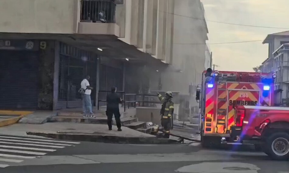 Bomberos atienden incendio en local comercial en avenida Cuba