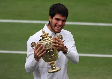 Alcaraz somete a Djokovic y triunfa en Wimbledon