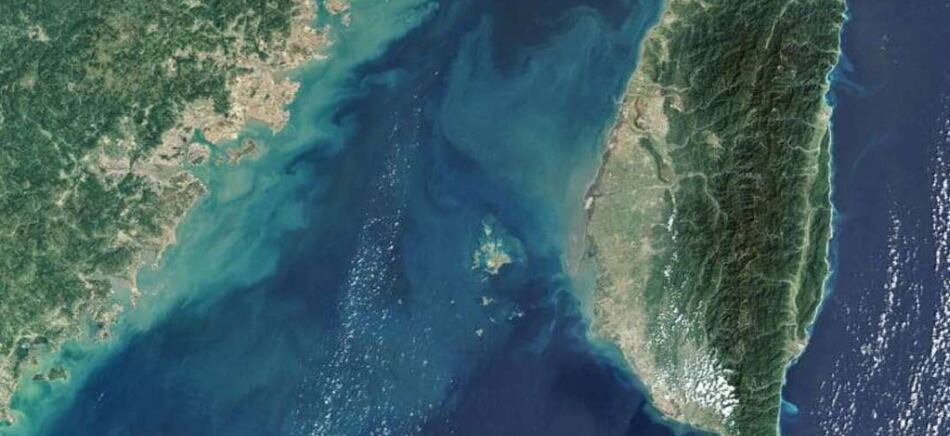 China condena el tránsito de una fragata canadiense por el estrecho de Taiwán