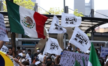 Familiares de víctimas de accidente del metro en México piden justicia a la fiscalía