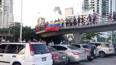 Venezolanos se reúnen en la cinta costera para exigir referendo contra Nicolás Maduro; también protestan en otras 65 ciudades del mundo