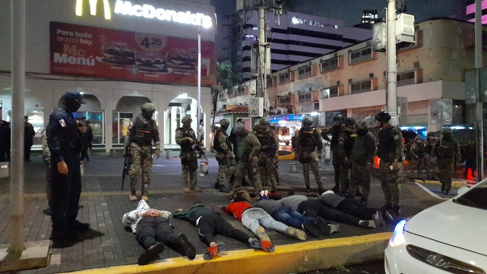 Marea tricolor con trasfondo verde; la octava jornada de protestas contra el contrato minero