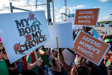 La campaña de Biden alerta sobre los planes de Trump para prohibir el aborto en todo Estados Unidos