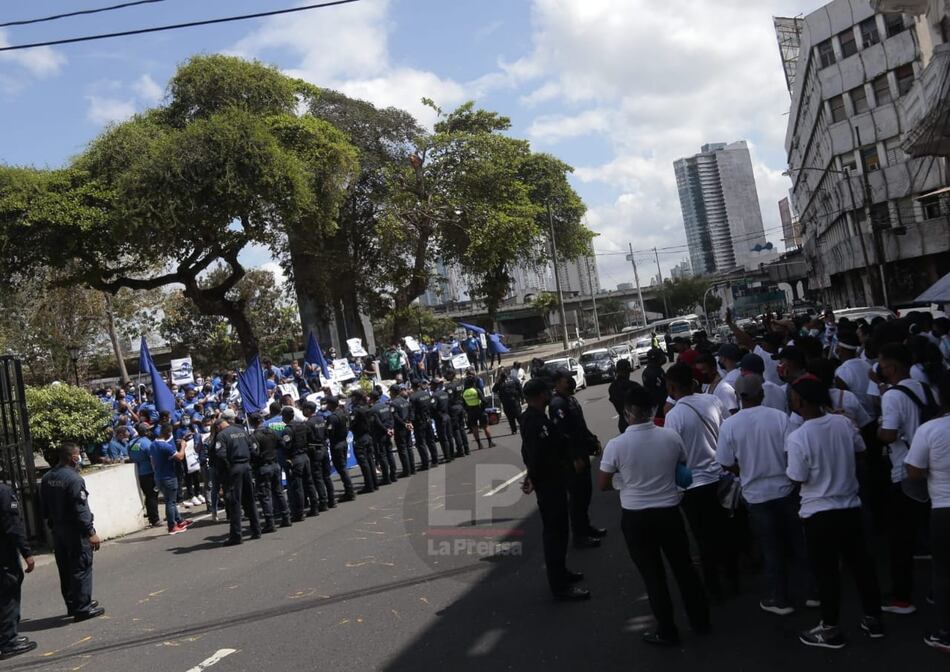 Protestan a favor y en contra de anteproyecto de ley que permitiría la reelección indefinida en la Unachi