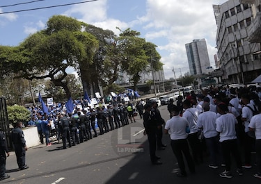 Protestan a favor y en contra de anteproyecto de ley que permitiría la reelección indefinida en la Unachi