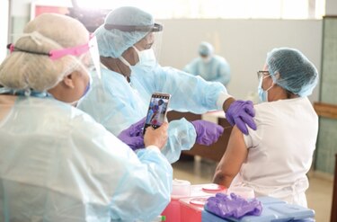 Médicos protestan porque no se les vacunará por ahora