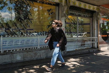 La Policía iraní envía mensajes de advertencia a más de 2,000 mujeres por no usar el velo