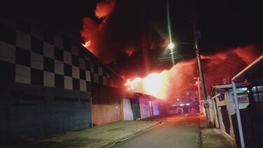 Voraz incendio en calle 14 de Río Abajo; más de 50 bomberos atienden la emergencia