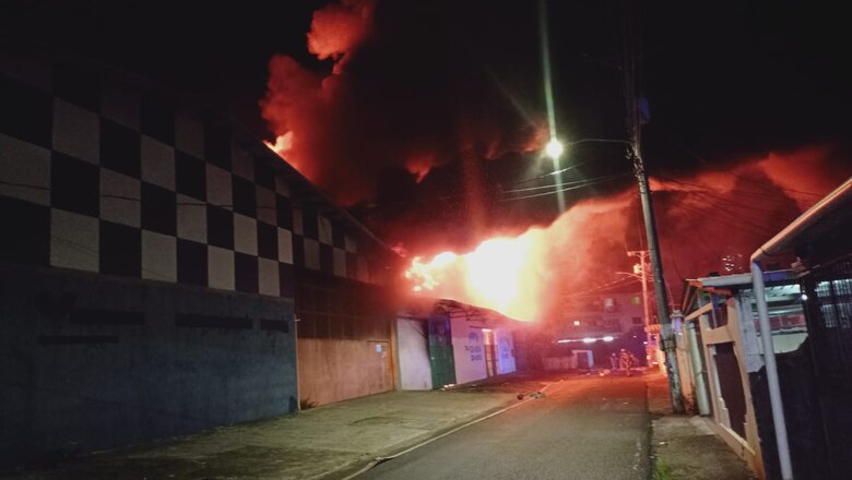 Voraz incendio en calle 14 de Río Abajo; más de 50 bomberos atienden la emergencia