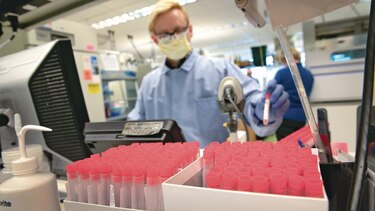 Universidad de Oxford comienza a probar vacuna en humanos
