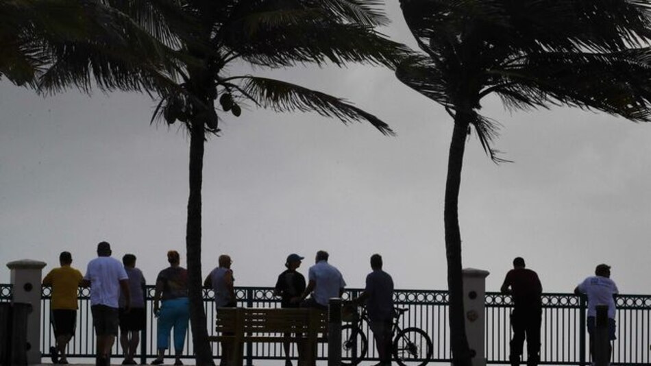 Estados Unidos evacua la costa a la espera de Dorian