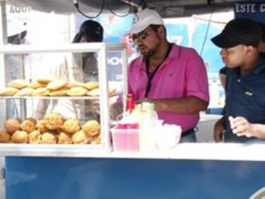 Sorprenden a extranjeros realizando ventas ambulantes en la cinta costera