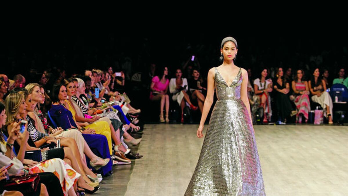 El diseñador indio Naeem Khan puso fulgor en sus creaciones, como en este metalizado vestido en color plata que no pasará desapercibido.