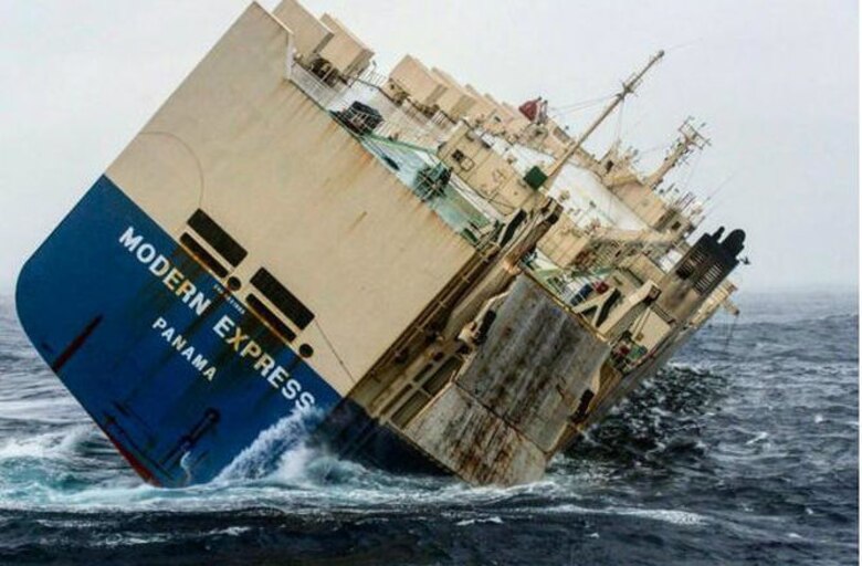 Video: Evacúan buque de bandera panameña en España; navega sin control y corre riesgo de hundirse