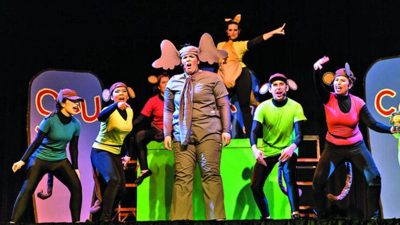 El travieso gato de corbata roja