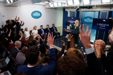 Agencia de noticias AP denuncia ante un juez pérdidas económicas por veto para acceder al Despacho Oval