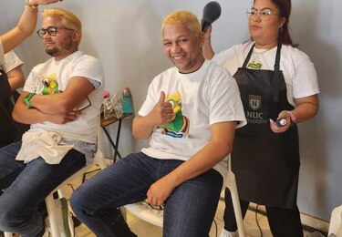 Logran récord Guinness en Puerto Rico al teñir a 192 hombres de rubio