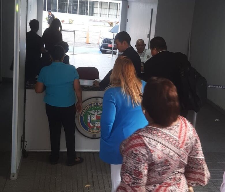 Funcionarios de la Asamblea cobrarán por cheque; Dana Castañeda cuestiona falta de información por parte de la Contraloría