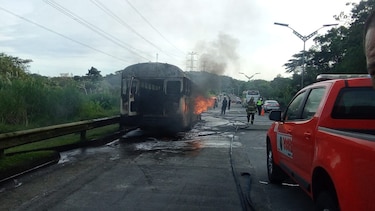 Autobús se incendia en el Corredor Norte: no se reportan víctimas
