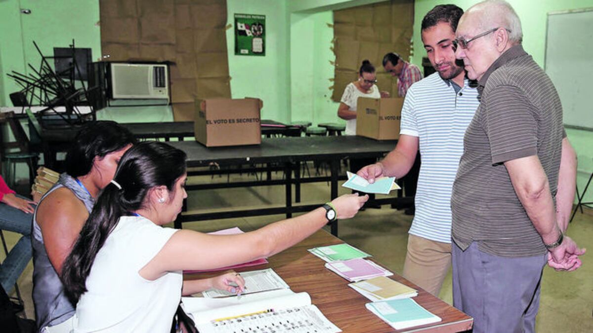 Un 37% de la membresía del PRD salió a votar en los comicios internos que transcurrieron con normalidad.