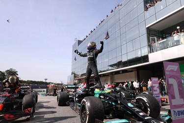 Lewis Hamilton gana el GP de Brasil tras una remontada memorable