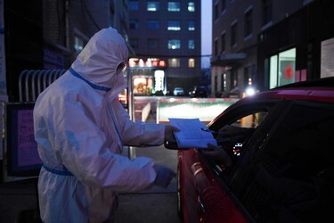 Extensión del coronavirus fuera de China hace temer una pandemia mundial