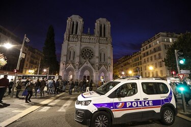Francia en alerta máxima tras ataque con cuchillo en iglesia que dejó tres muertos