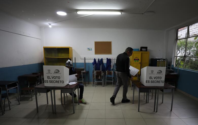 Abren los centros de votación en Ecuador para elección presidencial entre González y Noboa