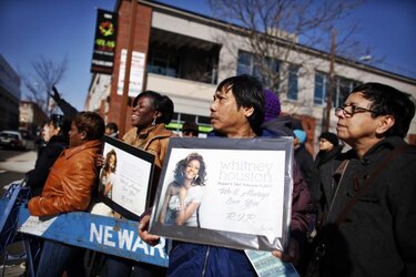 Féretro con los restos de Whitney Houston llega a la iglesia de New Hope