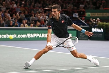 Djokovic, primer semifinalista en Bercy tras ganar a Wawrinka